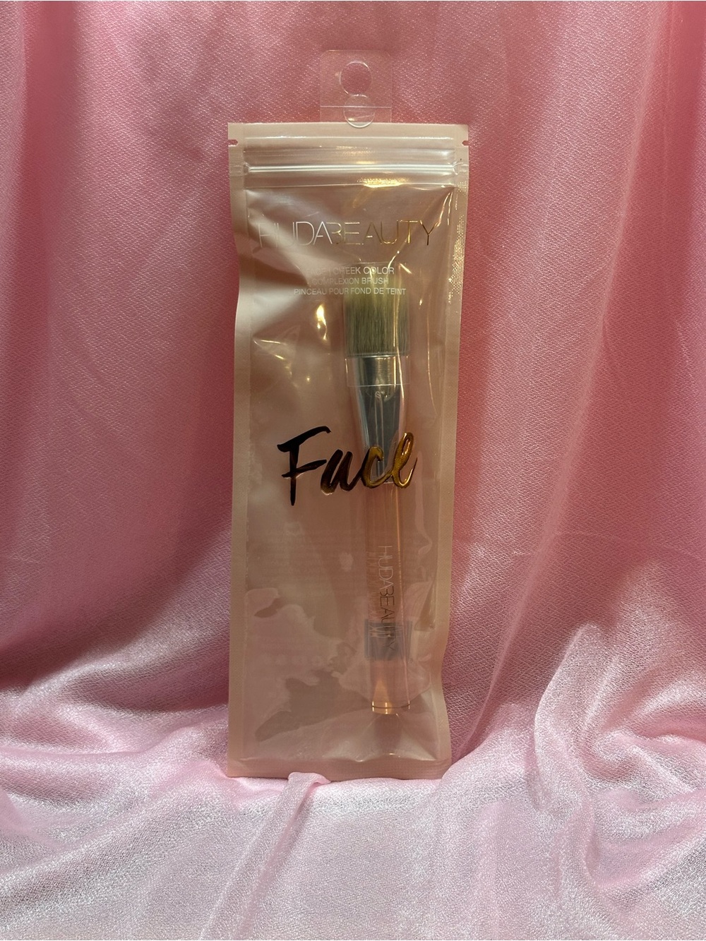 HUDA BEAUTY Complexion Makeup Brush